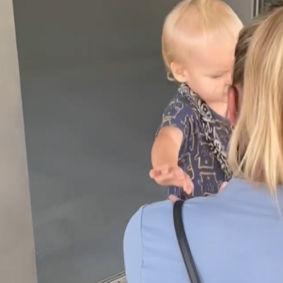Hillary partage les premiers pas de son fils Milo sur Instagram.