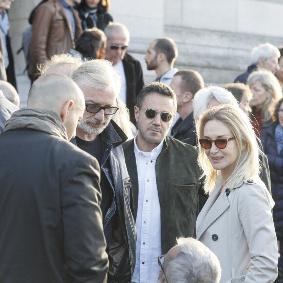 Laurent Chalumeau, José Garcia et sa femme Isabelle Doval, Dominique Farrugia - Sorties des obsèques du journaliste, animateur de télévision et animateur de radio français Philippe Gildas en la salle de la Coupole au crématorium du cimetière du Père-Lachaise à Paris, France, le 5 novembre 2018.