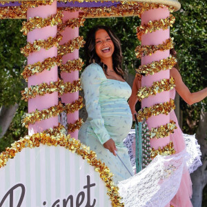 Christina Milian, enceinte, et son compagnon M Pokora (Matt) font la promotion de la marque "Beignet Box" de Christina sur un char lors d'une parade à Los Angeles le 10 avril 2021. 
