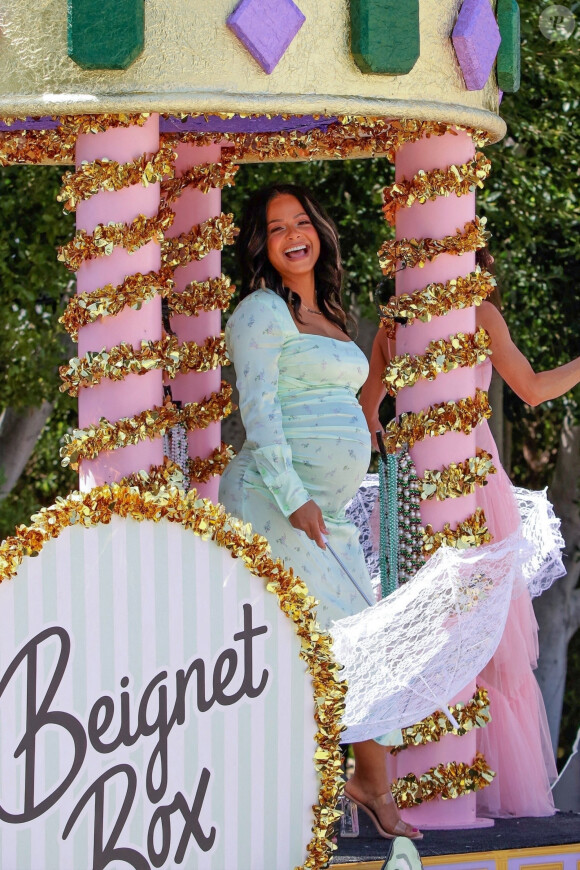 Christina Milian, enceinte, et son compagnon M Pokora (Matt) font la promotion de la marque "Beignet Box" de Christina sur un char lors d'une parade à Los Angeles le 10 avril 2021. 