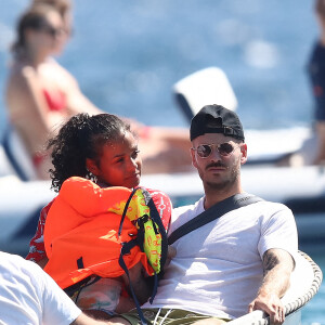 M Pokora et sa compagne Christina Milian et leur fils Isaiah sont allés déjeuner avec des amis au restaurant de plage Le Layet au Lavandou le 20 juillet 2020.