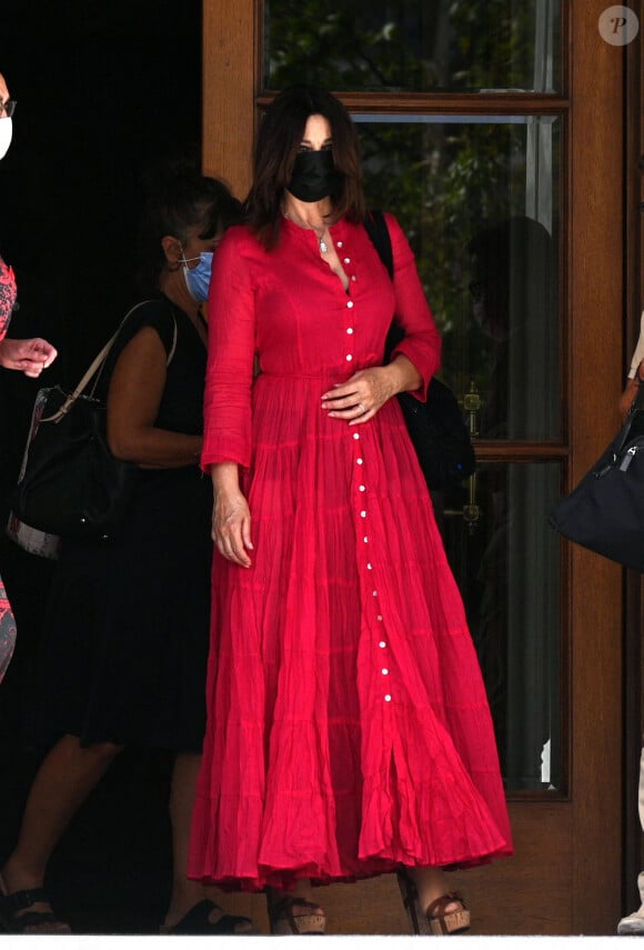 Monica Bellucci quitte son hôtel à Athènes, le 19 septembre 2021.