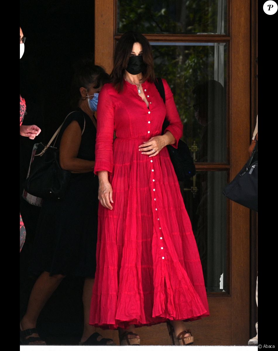 Monica Bellucci quitte son hôtel à Athènes, le 19 septembre 2021.
