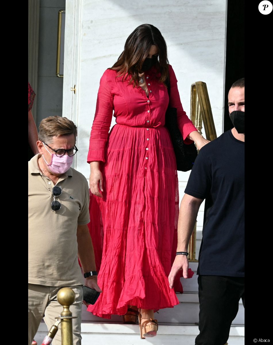 Monica Bellucci quitte son hôtel à Athènes, le 19 septembre 2021.