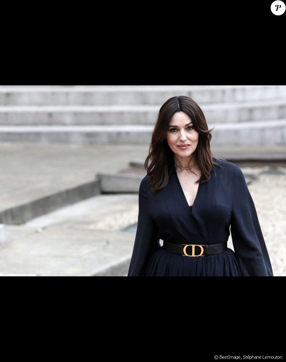 L'actrice italienne Monica Bellucci commence son opération séduction à Athènes, avant le début de la pièce de théatre "Lettres et Mémoires" de Maria Callas. © Stéphane Lemouton / Bestimage
