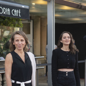 Marion Cotillard et la réalisatrice Flore Vasseur à la projection du documentaire "Bigger than us" lors du 69ème Festival International du Film de San Sebastian. Le 18 septembre 2021.