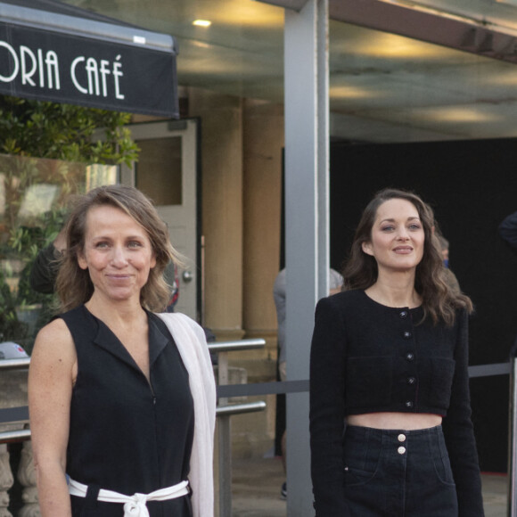 Marion Cotillard et la réalisatrice Flore Vasseur à la projection du documentaire "Bigger than us" lors du 69ème Festival International du Film de San Sebastian. Le 18 septembre 2021.