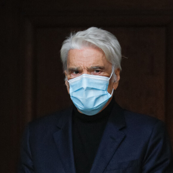 Exclusif - Bernard Tapie, très affaibli a tenu à assister aux obsèques - Sorties des obsèques du chef Gérard Idoux (restaurateur à la tête du Récamier) en l'église de Saint-Germain-des-Prés à Paris, le 08 octobre 2020.  © Christophe Clovis / Bestimage