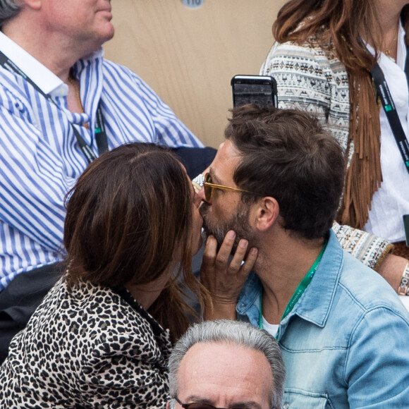 Christophe Maé et compagne Nadège Sarron - People dans les tribunes lors de la finale messieurs des internationaux de France de tennis de Roland Garros 2019 à Paris le 9 juin 2019. © Jacovides-Moreau/Bestimage 