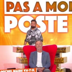 Jean-Michel Maire sur son divan rouge, interrogé par Cyril Hanouna et ses chroniqueurs dans "TPMP".