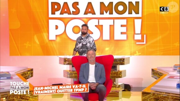 Jean-Michel Maire sur son divan rouge, interrogé par Cyril Hanouna et ses chroniqueurs dans "TPMP".