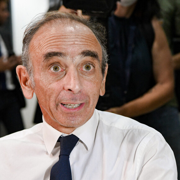Eric Zemmour lors de la rencontre dédicace dans le cadre du Festival "Les entretiens de l'été" au Palais des Congrès à Toulon. Le 17 septembre 2021. © Jean-René Santini / Bestimage