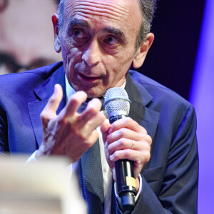 Eric Zemmour lors de la rencontre dédicace dans le cadre du Festival "Les entretiens de l'été" au Palais des Congrès à Toulon. Le 17 septembre 2021. © Jean-René Santini / Bestimage