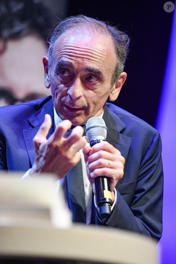 Eric Zemmour lors de la rencontre dédicace dans le cadre du Festival "Les entretiens de l'été" au Palais des Congrès à Toulon. Le 17 septembre 2021. © Jean-René Santini / Bestimage