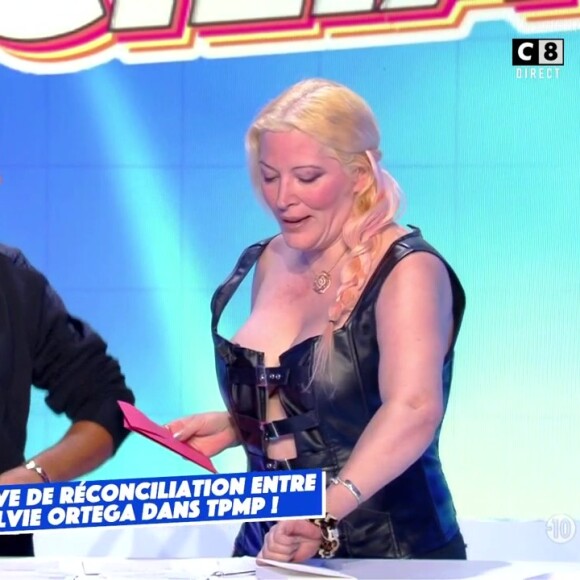 Loana : son haut en cuir se fait la malle !
