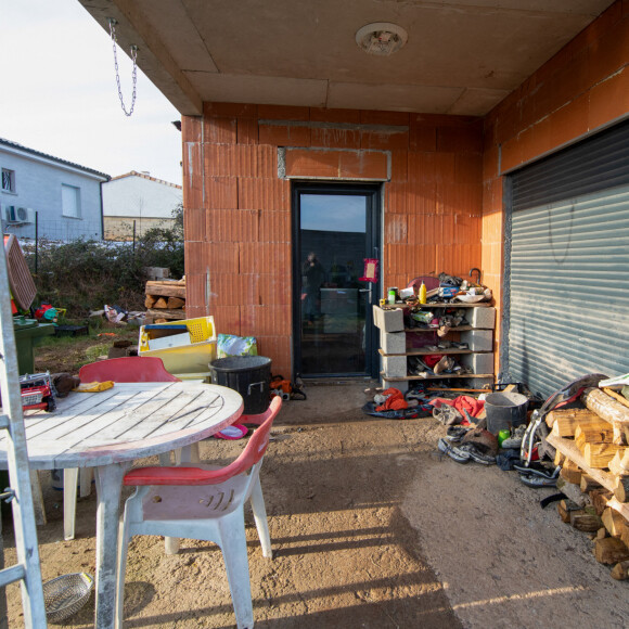 La maison en construction de Delphine Jubillar (Aussaguel) , disparue sans laisser de traces depuis le 16 décembre 2020 à Cagnac les Mines dans le Tarn. Un gendarme et une équipe du service des eaux ont mené des investigations pour chercher des traces dans le réseau raccordé à la maison. Le 7 janvier 2021. © Frédéric Maligne / Bestimage