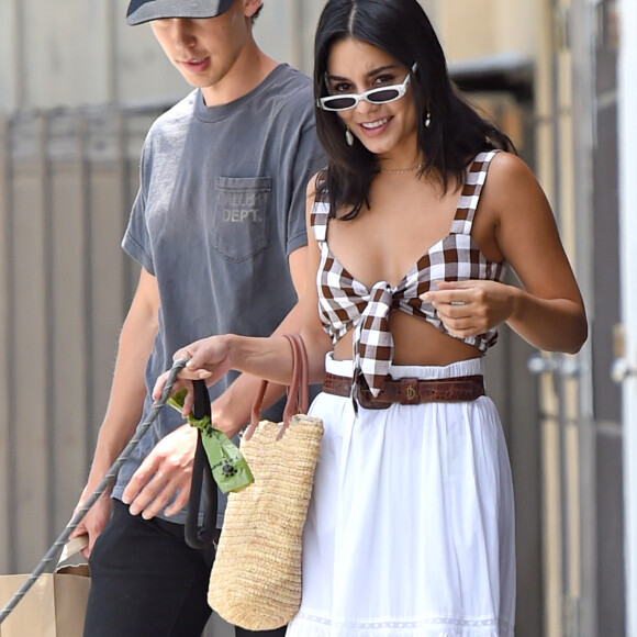 Vanessa Hudgens et Austin Butler sont allés faire des courses dans une animalerie à Los Angeles.