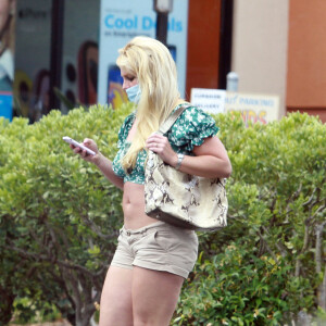 Britney Spears et son compagnon Sam Asghari sortent de leur confinement pour une journée shopping et sportive à Los Angeles le 16 juin 2020.