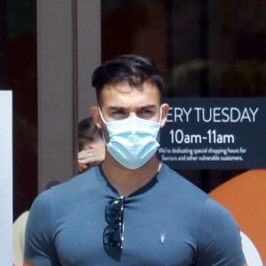 Britney Spears et son compagnon Sam Asghari sortent de leur confinement pour une journée shopping et sportive à Los Angeles le 16 juin 2020.