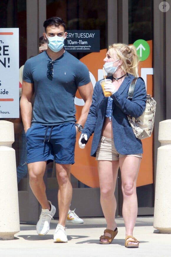 Britney Spears et son compagnon Sam Asghari sortent de leur confinement pour une journée shopping et sportive à Los Angeles le 16 juin 2020.