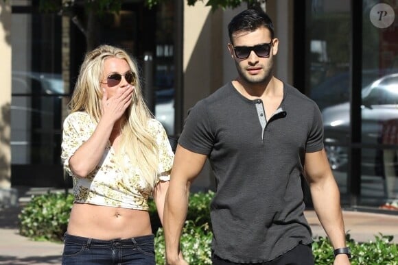 Britney Spears, souriante et rayonnante, se balade main dans la main avec son compagnon Sam Asghari à Camarillo en Californie. Le 17 mai 2019 