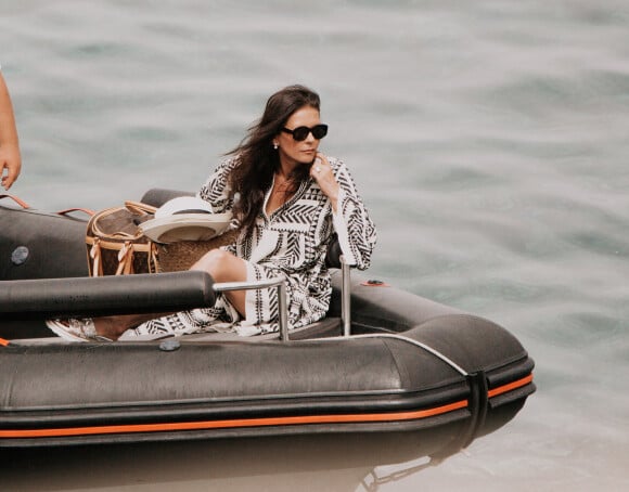 Catherine Zeta-Jones quitte son yacht mouillé au large pour aller se promener à Majorque, Espagne, le 12 juillet 2021.