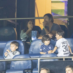 Lionel Leo Messi entouré de sa famille sa femme Antonella Roccuzzo, ses enfants Mateo Messi Roccuzzo, Ciro Messi Roccuzzo, Thiago Messi - Match de football ligue 1 Uber Eats PSG - Montpellier (2-0) au Parc des Princes à Paris le 25 septembre 2021 