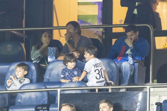 Lionel Leo Messi entouré de sa famille sa femme Antonella Roccuzzo, ses enfants Mateo Messi Roccuzzo, Ciro Messi Roccuzzo, Thiago Messi - Match de football ligue 1 Uber Eats PSG - Montpellier (2-0) au Parc des Princes à Paris le 25 septembre 2021 