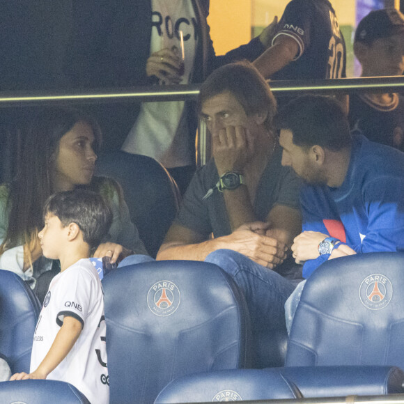 Lionel Leo Messi entouré de sa famille sa femme Antonella Roccuzzo, ses enfants Mateo Messi Roccuzzo, Ciro Messi Roccuzzo, Thiago Messi - Match de football ligue 1 Uber Eats PSG - Montpellier (2-0) au Parc des Princes à Paris le 25 septembre 2021 