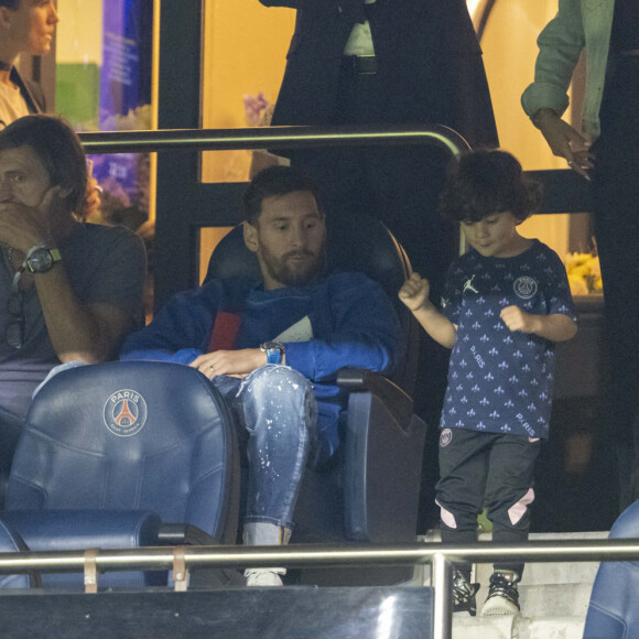 Lionel Leo Messi entouré de sa famille sa femme Antonella Roccuzzo, ses enfants Mateo Messi Roccuzzo, Ciro Messi Roccuzzo, Thiago Messi - Match de football ligue 1 Uber Eats PSG - Montpellier (2-0) au Parc des Princes à Paris le 25 septembre 2021 