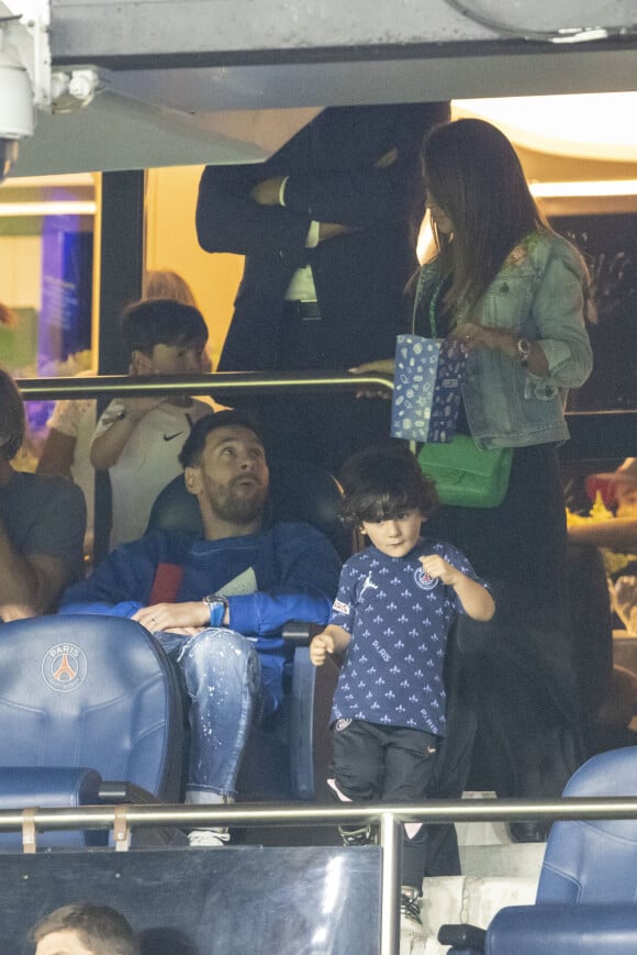 Lionel Leo Messi entouré de sa famille sa femme Antonella Roccuzzo, ses enfants Mateo Messi Roccuzzo, Ciro Messi Roccuzzo, Thiago Messi - Match de football ligue 1 Uber Eats PSG - Montpellier (2-0) au Parc des Princes à Paris le 25 septembre 2021 