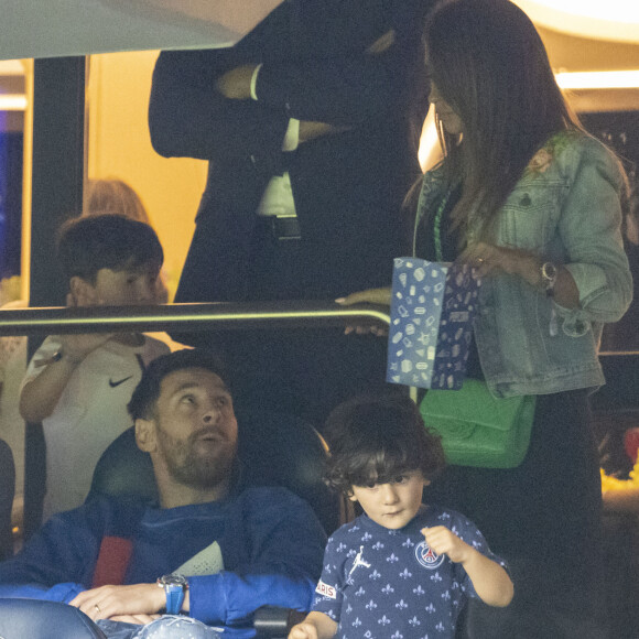 Lionel Leo Messi entouré de sa famille sa femme Antonella Roccuzzo, ses enfants Mateo Messi Roccuzzo, Ciro Messi Roccuzzo, Thiago Messi - Match de football ligue 1 Uber Eats PSG - Montpellier (2-0) au Parc des Princes à Paris le 25 septembre 2021 