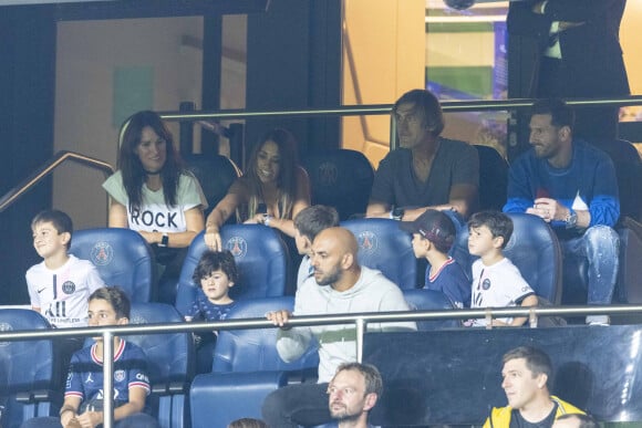 Lionel Leo Messi entouré de sa famille sa femme Antonella Roccuzzo, ses enfants Mateo Messi Roccuzzo, Ciro Messi Roccuzzo, Thiago Messi - Match de football ligue 1 Uber Eats PSG - Montpellier (2-0) au Parc des Princes à Paris. 