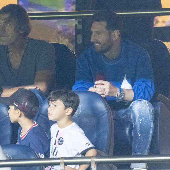 Lionel Leo Messi entouré de sa famille sa femme Antonella Roccuzzo, ses enfants Mateo Messi Roccuzzo, Ciro Messi Roccuzzo, Thiago Messi - Match de football ligue 1 Uber Eats PSG - Montpellier (2-0) au Parc des Princes à Paris. 