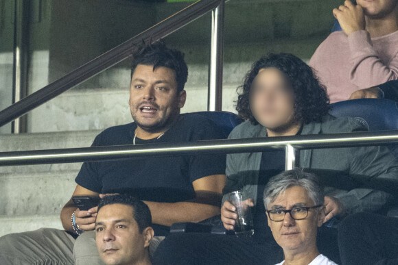 Kev Adams et son petit frère - People au match de football ligue 1 Uber Eats PSG - Montpellier (2-0) au Parc des Princes à Paris le 25 septembre 2021 