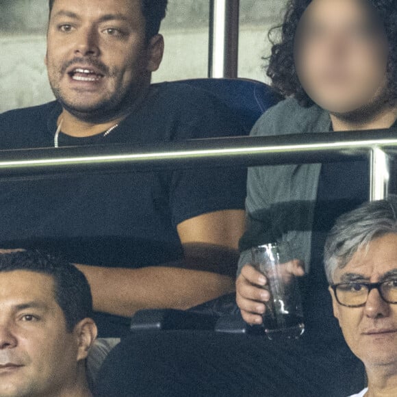 Kev Adams et son petit frère - People au match de football ligue 1 Uber Eats PSG - Montpellier (2-0) au Parc des Princes à Paris le 25 septembre 2021 