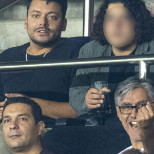 Kev Adams et son petit frère - People au match de football ligue 1 Uber Eats PSG - Montpellier (2-0) au Parc des Princes à Paris le 25 septembre 2021 