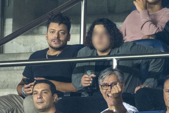 Kev Adams et son petit frère - People au match de football ligue 1 Uber Eats PSG - Montpellier (2-0) au Parc des Princes à Paris le 25 septembre 2021 