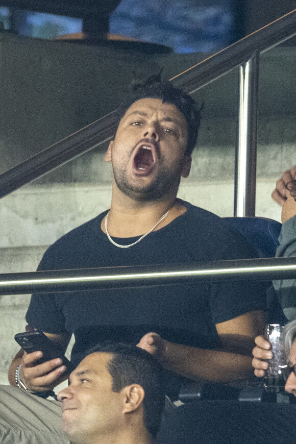 Kev Adams - People au match de football ligue 1 Uber Eats PSG - Montpellier (2-0) au Parc des Princes à Paris le 25 septembre 2021 