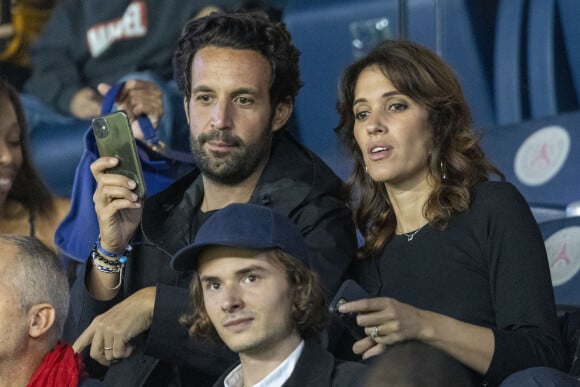 Laurie Cholewa et son mari Greg Levy - People au match de football ligue 1 Uber Eats PSG - Montpellier (2-0) au Parc des Princes à Paris le 25 septembre 2021 