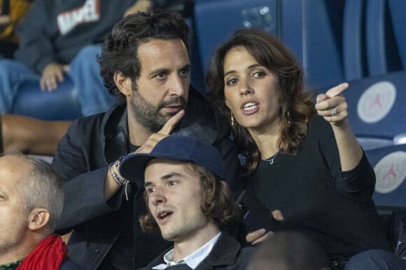 Laurie Cholewa et son mari Greg Levy - People au match de football ligue 1 Uber Eats PSG - Montpellier (2-0) au Parc des Princes à Paris le 25 septembre 2021 