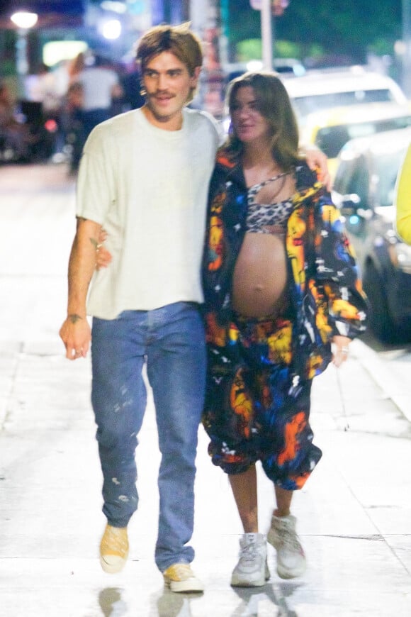 K. J. Apa et sa compagne Clara Berry (enceinte) à la sortie de la soirée d'anniversaire de C.Sprouse (29 ans) à Los Feliz, Los Angeles, le 14 août 2021. 