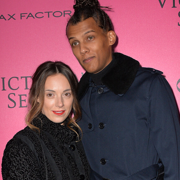 Le chanteur Stromae et sa femme Coralie Barbier lors du photocall du Victoria's Secret Fashion au Grand Palais à Paris. © BOV/Bestimage