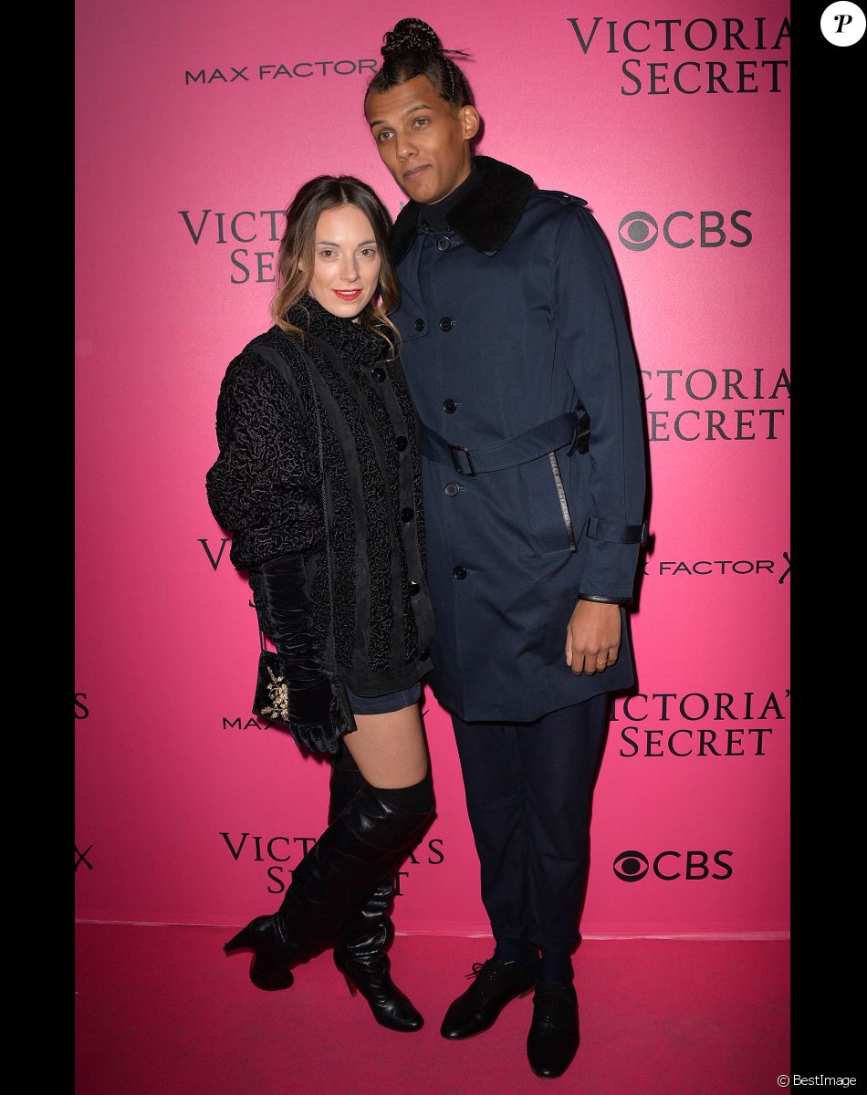 Le chanteur Stromae et sa femme Coralie Barbier lors du photocall du Victoria's Secret Fashion au Grand Palais à Paris. © BOV/Bestimage