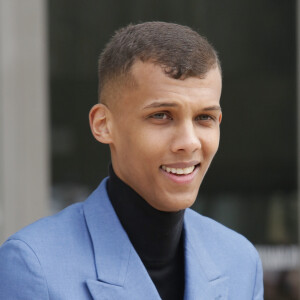 Stromae - Sortie du défilé de mode "Louis Vuitton", collection prêt-à-porter automne-hiver 2015/2016, à Paris. Le 11 mars 2015.