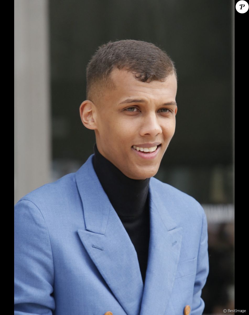 Stromae - Sortie du défilé de mode "Louis Vuitton", collection prêt-à-porter automne-hiver 2015/2016, à Paris. Le 11 mars 2015.
