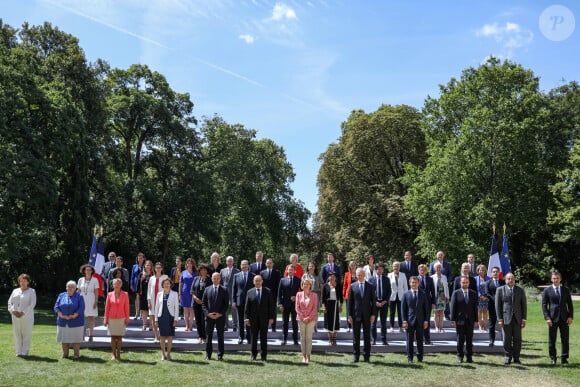 Roselyne Bachelot, Jacqueline Gourault, Emmanuelle Wargon, Elisabeth Borne, Elisabeth Moreno, Gabriel Attal, Joël Giraud, Florence Parly, Amélie de Montchalin, Nadia Hai, Olivia Grégoire, Jean-Michel Blanquer, Frédérique Vidal, Marlène Schiappa, Sarah El Hairy, Jean-Yves Le Drian, Alain Griset, Bérangère Abba, Barbara Pompili, Olivier Dussopt, Jean-Baptiste Lemoyne, Annick Girardin, Roxana Maracineanu, Sophie Cluzel, Clément Beaune, Bruno Le Maire, Agnès Pannier-Runacher, Julien Denormandie, Nathalie Elimas, Geneviève Darrieussecq, Cédric O, Gérald Darmanin, Marc Fesneau, Brigitte Klinkert, Laurent Pietraszewski, Sébastien Lecornu, Franck Riester, Éric Dupond-Moretti, Jean-Baptiste Djebbari, Brigitte Bourguignon, Adrien Taquet, Olivier Véran - Le président français Emmanuel Macron et le premier ministre, Jean Castex posent avec les membres du gouvernement dans le jardin du palais de l'Elysée à l'issue du conseil des ministres, du 29 juillet 2020, à Paris, France. © Stéphane Lemouton / Bestimage