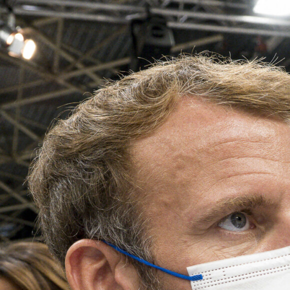Emmanuel Macron, Guillaume Gomez, représentant personnel du président en matière de gastronomie et Philippe Houpert, directeur Général Enodis lors de la 20ème édition du Sirha (salon international de la restauration, de l'hotellerie et de l'alimentation) à l'Euroexpo Lyon, France, le 27 septembre 2021. © Sandrine Thesillat/Panoramic/Bestimage 