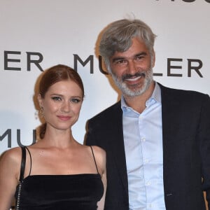 Alice Dufour et son compagnon François Vincentelli - Photocall de l'exposition "Thierry Mugler: couturissime" au Musée des Arts Décoratifs (MAD) à Paris le 28 septembre 2021.