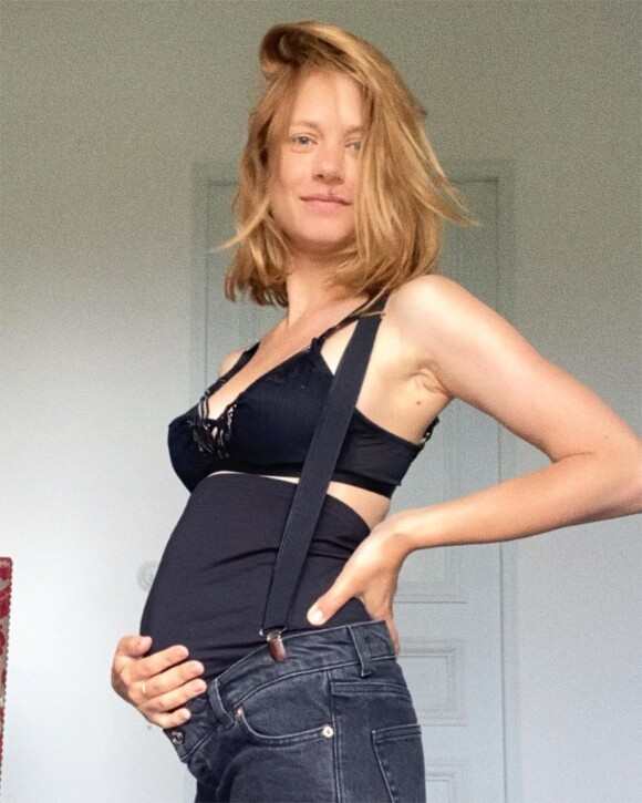 Alice Dufour dévoile son baby bump sur Instagram. Le 27 août 2021.